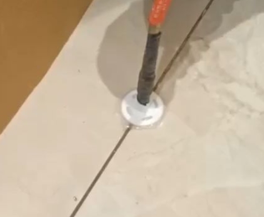 万山瓷砖空鼓维修公司专业解答瓷砖在铺贴过程中，如果没有涂抹均匀到位的粘结材料（如水泥砂浆或瓷砖胶），可能会导致以下问题