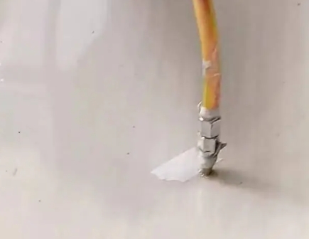 万山瓷砖空鼓维修公司专业解答在瓷砖铺贴过程中，如果使用的砂料过粗（如全部使用了粗砂），可能会导致以下问题